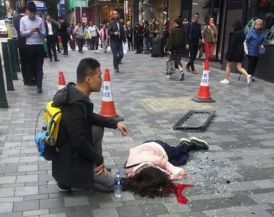 Donna muore in un incidente a Hong Kong per colpa di una finestra caduta